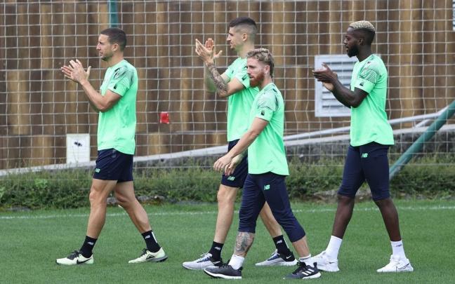 Óscar de Marcos, Oihan Sancet, Iker Muniain e Iñaki Williams agradecen el apoyo de la afición durante un entrenamiento en Lezama. Óscar de Marcos, Oihan Sancet, Iker Muniain e Iñaki Williams agradecen el apoyo de la afición durante un entrenamiento en Lezama.