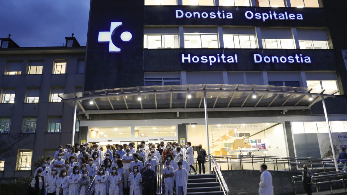 Los jefes de servicio del Hospital Donostia en la concentración de este lunes.