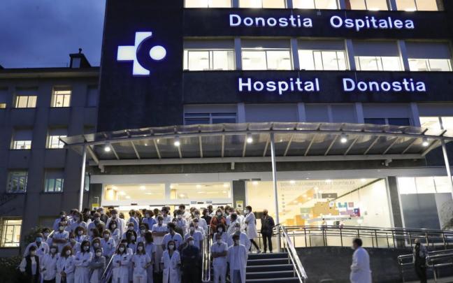 Los jefes de servicio del Hospital Donostia en la concentraci&oacute;n de este lunes.