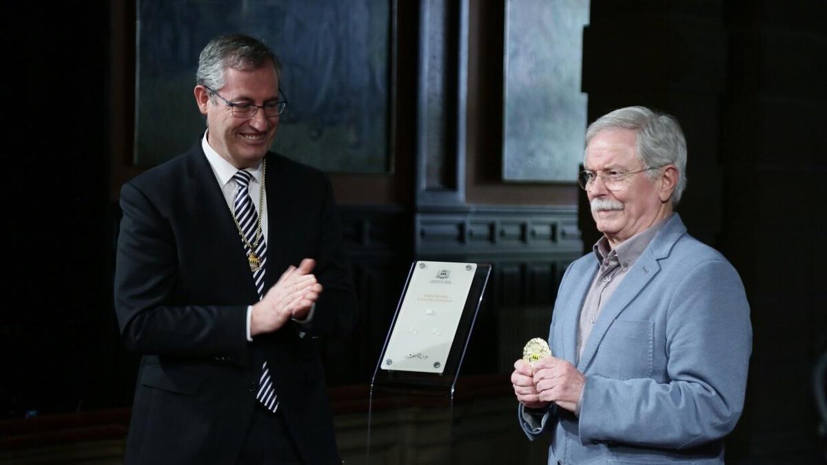 Markel Olano entrega a Joxe Mari Sors, en nombre del Grupo Elkar, la Medalla de Oro de Gipuzkoa.