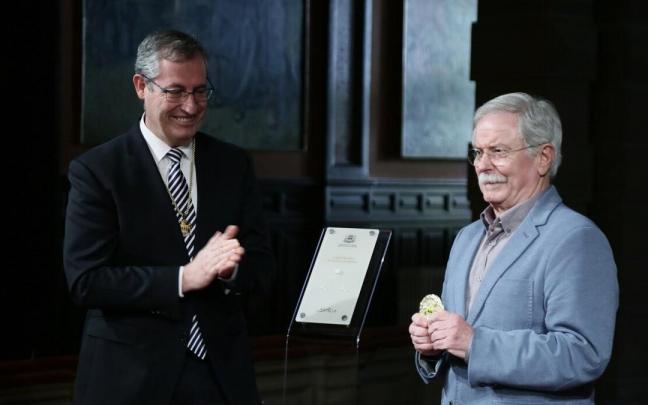 Markel Olano entrega a Joxe Mari Sors, en nombre del Grupo Elkar, la Medalla de Oro de Gipuzkoa. Markel Olano entrega a Joxe Mari Sors, en nombre del Grupo Elkar, la Medalla de Oro de Gipuzkoa.