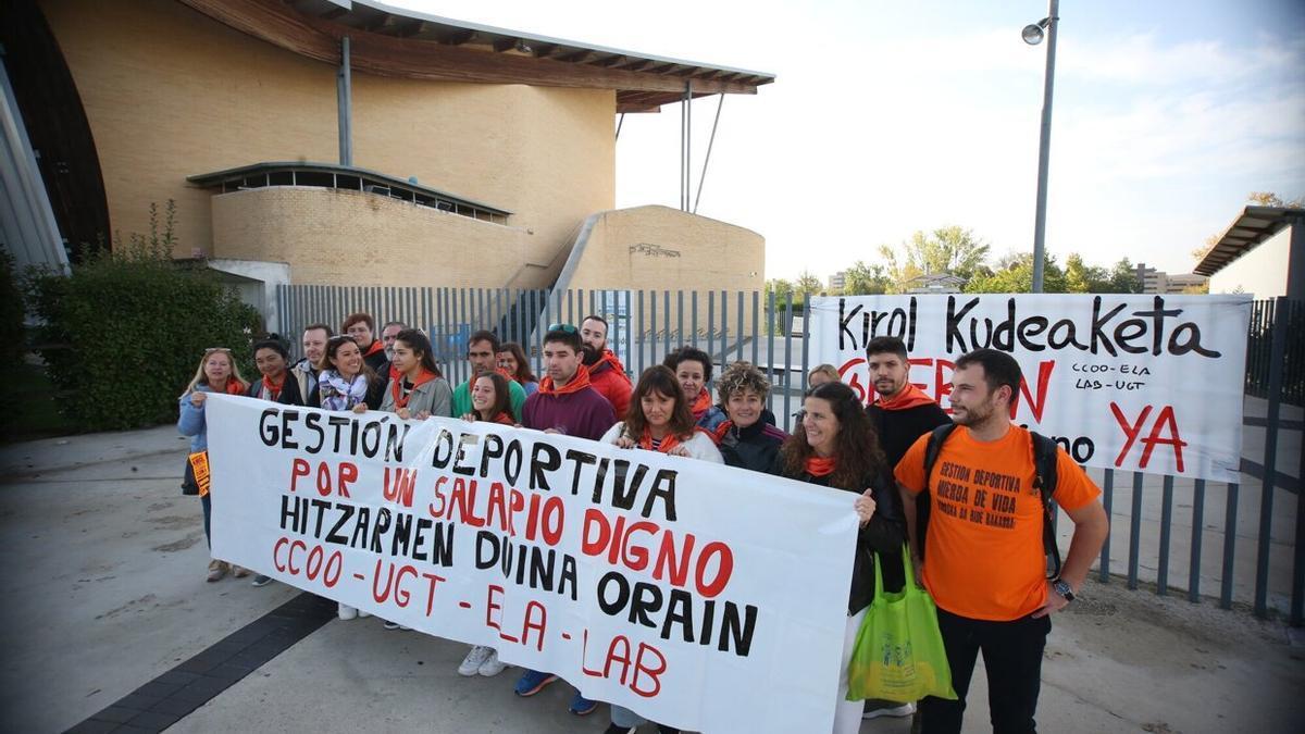 Protesta en la Ciudad Deportiva de Sarriguren.