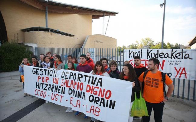 Protesta en la Ciudad Deportiva de Sarriguren.