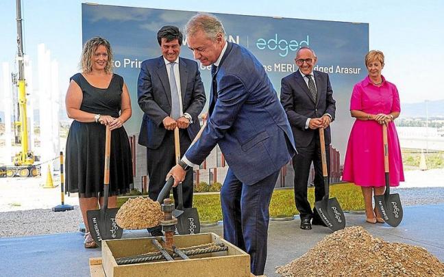 El lehendakari participa en el acto de colocaci&oacute;n de la primera piedra del centro de datos de Merlin Properties en Arasur. | FOTO: JORGE MU&Ntilde;OZ