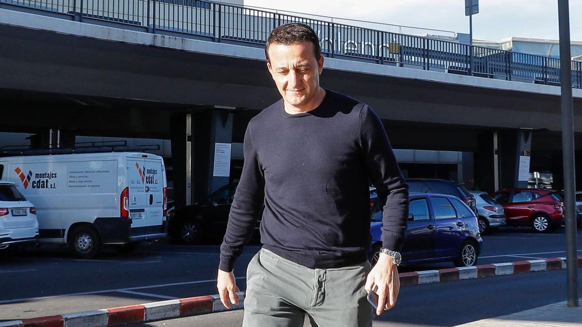 César Sánchez, a su llegada al aeropuerto de Manises cuando era director deportivo del Valencia.