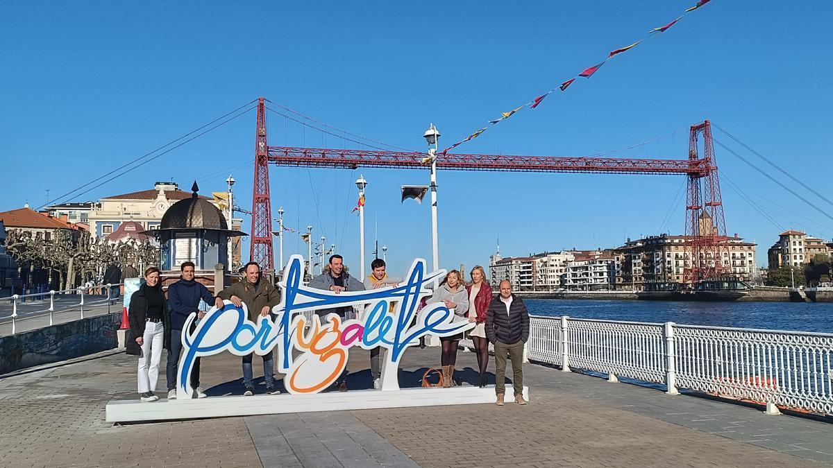 Varios ediles del Consistorio jarrillero se fotografiaron ayer junto a las nuevas letras corpóreas de la noble villa.