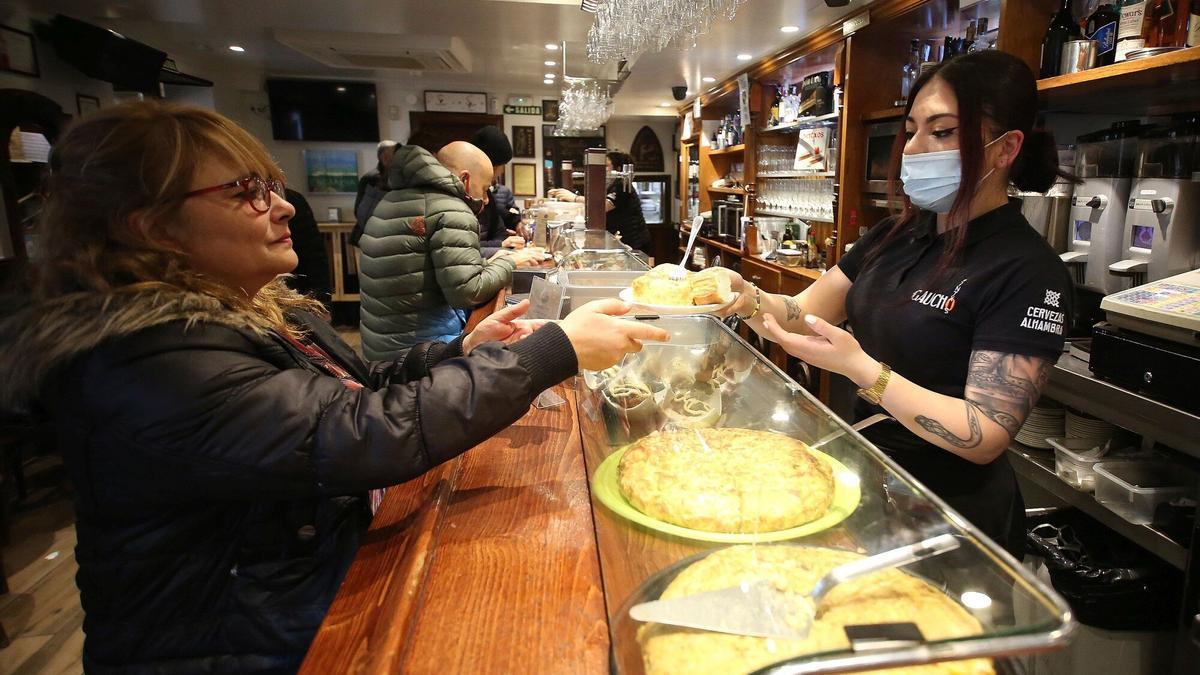 Clientes en un bar de Pamplona.