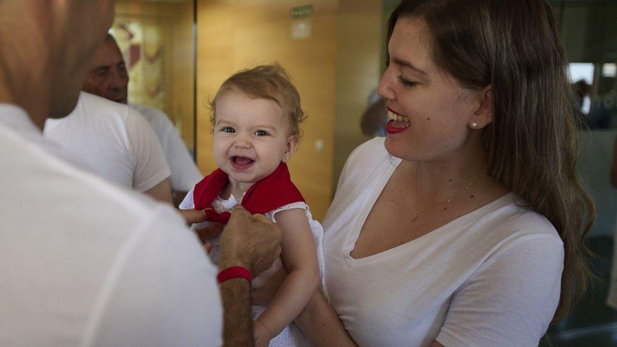 Elaia López, nacida en Obanos en 2021, con su nuevo pañuelo rojo.