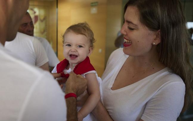 Elaia López, nacida en Obanos en 2021, con su nuevo pañuelo rojo. Elaia López, nacida en Obanos en 2021, con su nuevo pañuelo rojo.