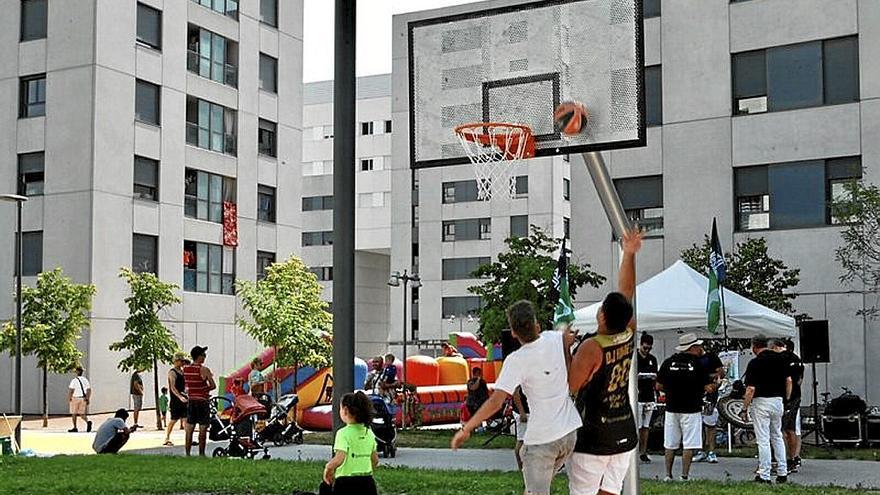 Lerro hauekin batera dagoen irudian, gazte batzuen artxiboko-irudia. | ARGAZKIA: PILAR BARCO