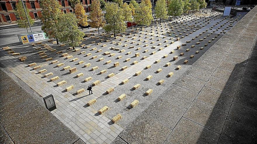 Vista de la plaza de Baluarte llena de pacas de paja. | FOTO: DIARIO DE NOTICIAS