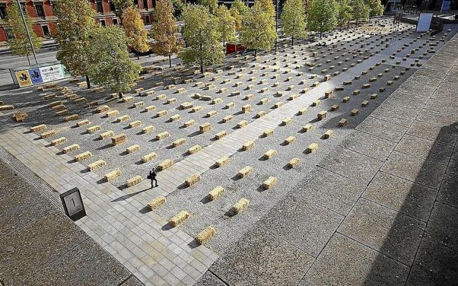 Vista de la plaza de Baluarte llena de pacas de paja. | FOTO: DIARIO DE NOTICIAS