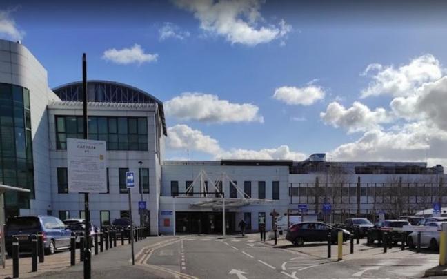 La mala praxis ha tenido lugar en dos hospitales de las localidades de Margate y Ashford. En la imagen, la entrada principal de Ashford Hospital.