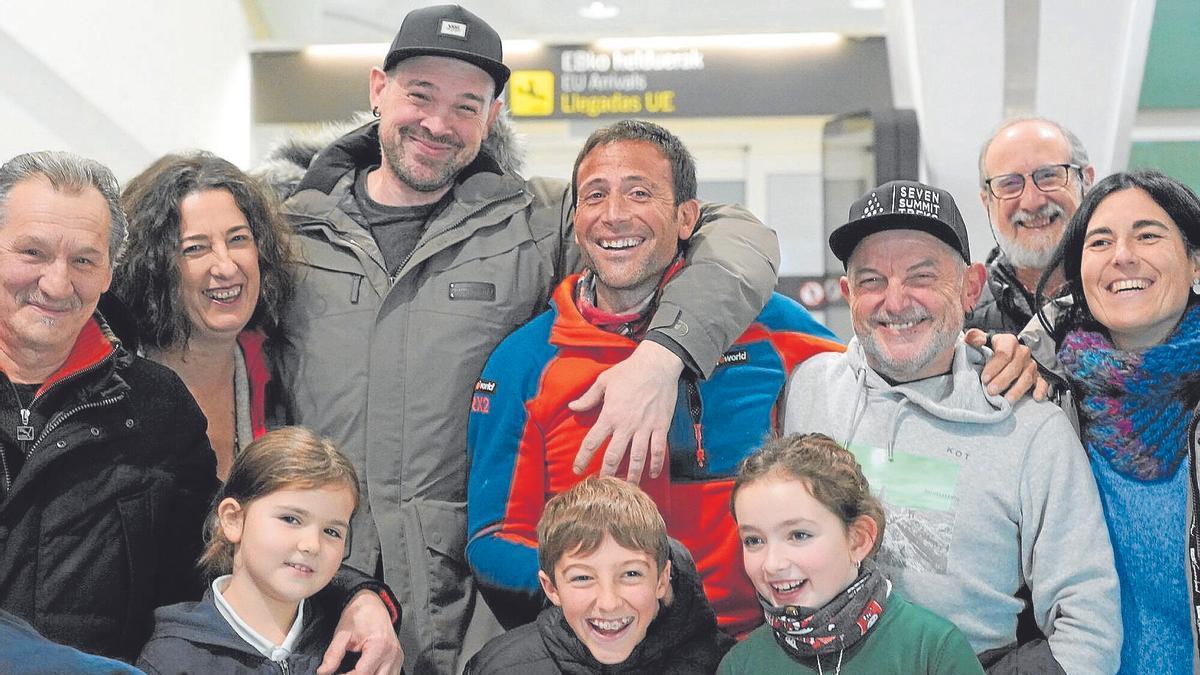 Caluroso recibimiento a Txikon en su llegada a Loiu