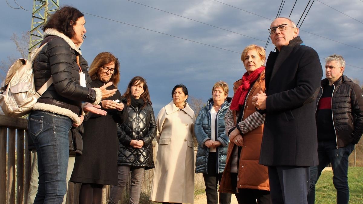 Arantxa Tapia y Ramiro González, junto a alcaldes y técnicos, visitando ayer un tramo del paseo.