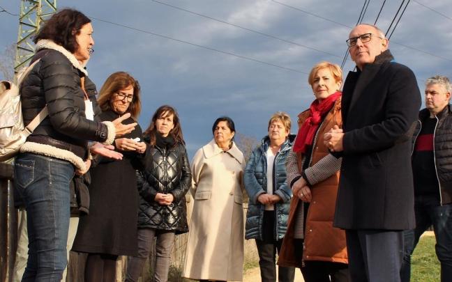 Arantxa Tapia y Ramiro Gonz&aacute;lez, junto a alcaldes y t&eacute;cnicos, visitando ayer un tramo del paseo.