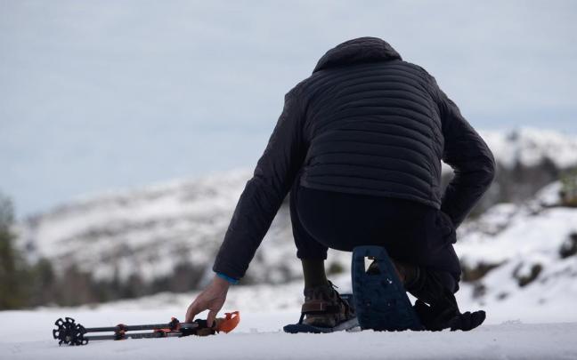 Un esquiador se prepara en El Ferial.