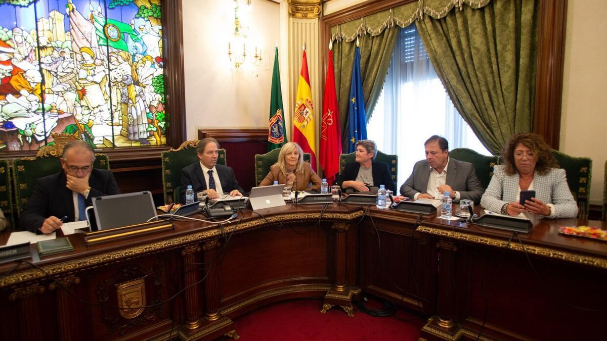 El alcalde, el secretario y varios de los concejales de Navarra Suma, poco antes de comenzar el Pleno de este jueves.