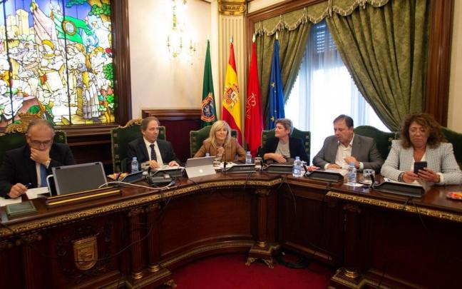 El alcalde, el secretario y varios de los concejales de Navarra Suma, poco antes de comenzar el Pleno de este jueves.
