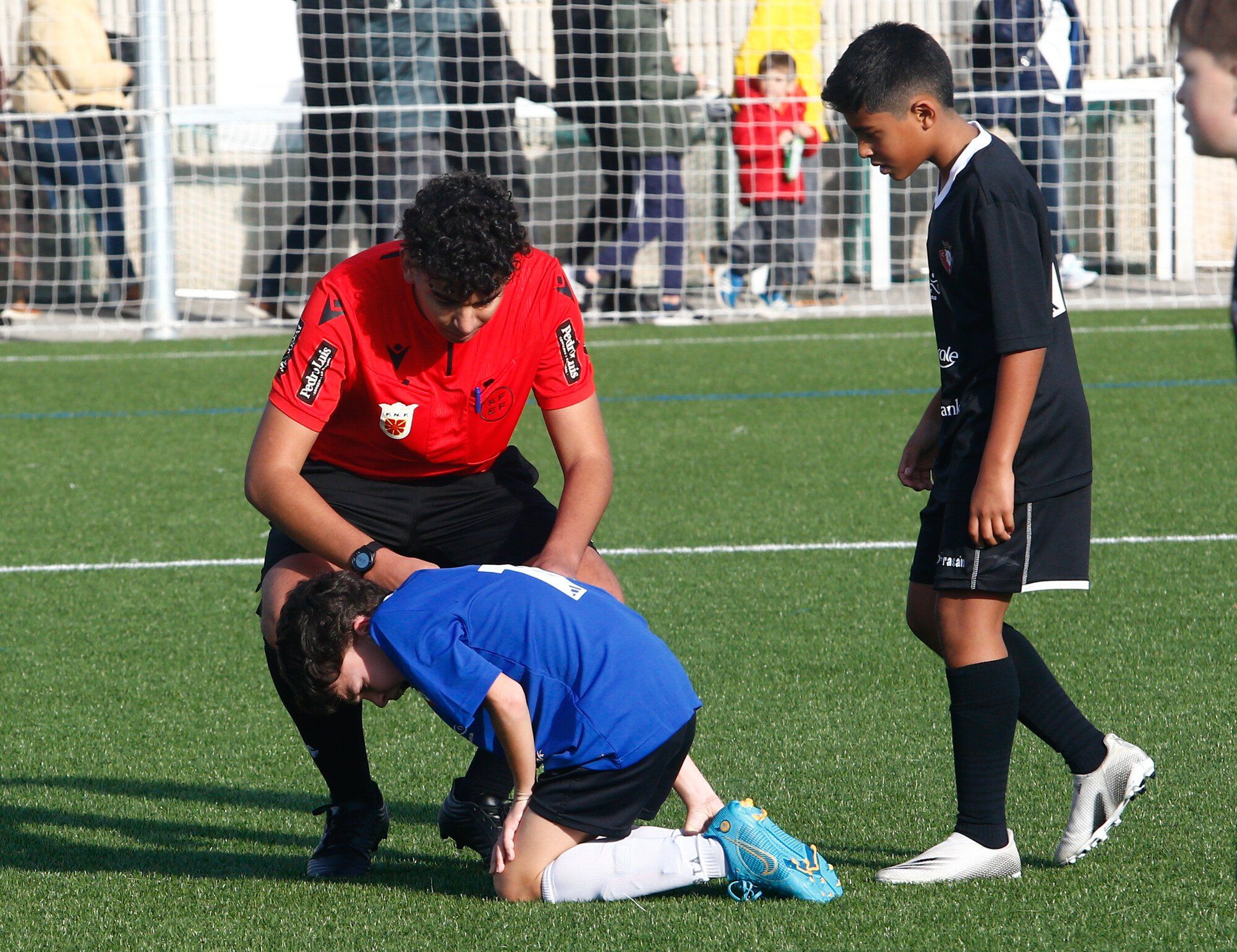 El colegiado Reda Koutib atiende a un jugador durante el partido.