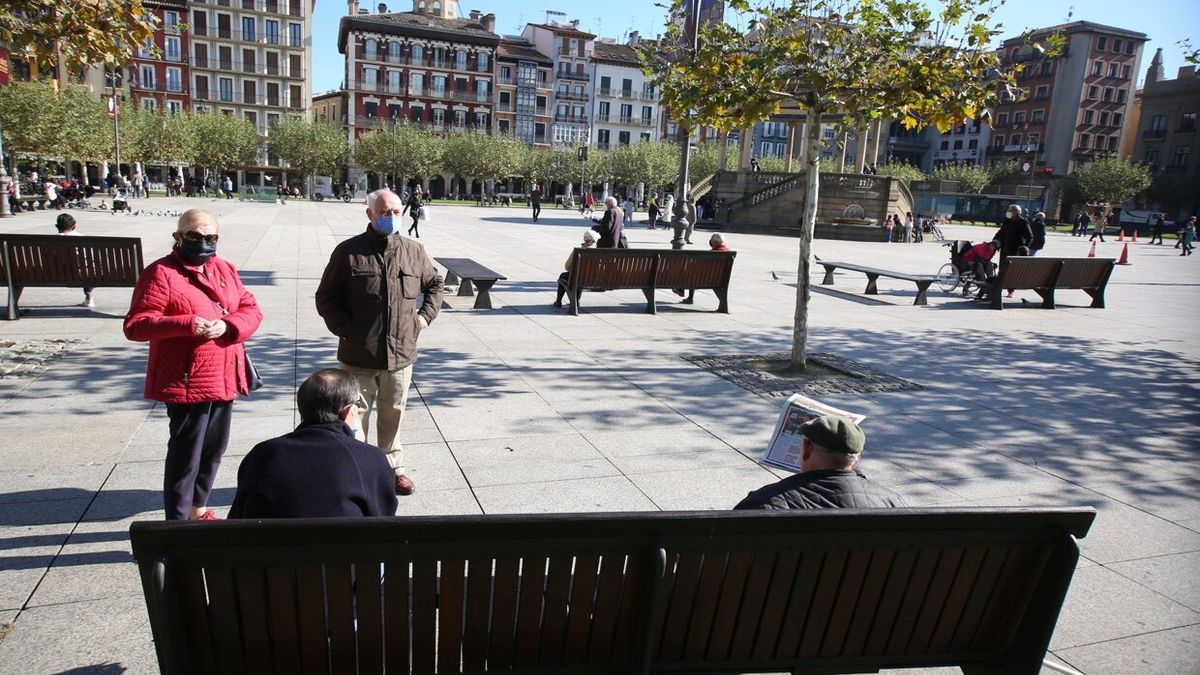 Imagen de archivo de personas mayores con mascarilla hablando en la Plaza del Castillo.