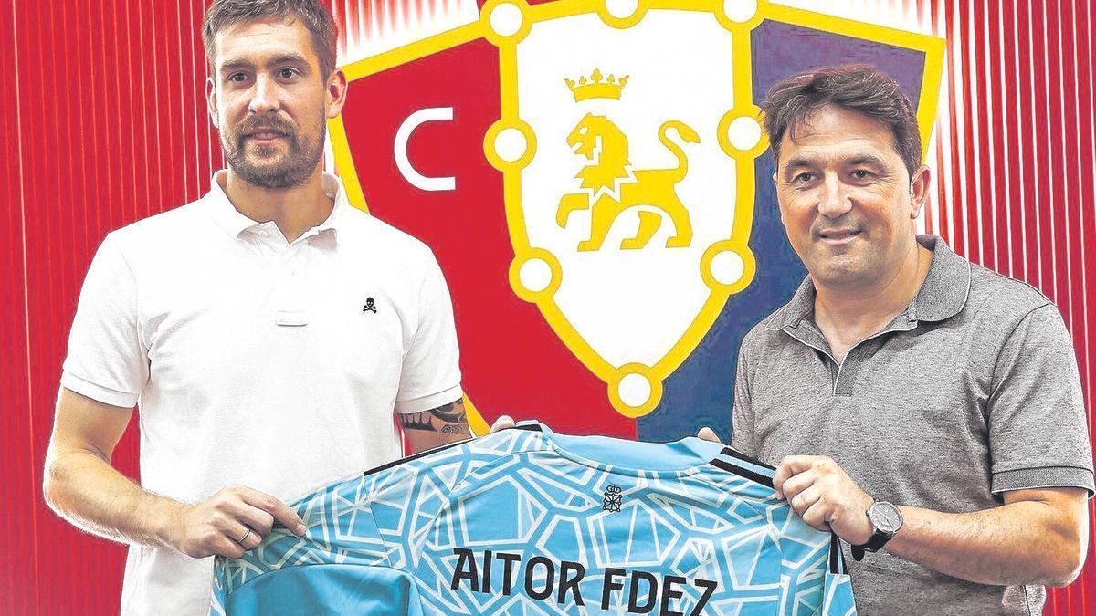 Aitor Fernández posa con su nueva camiseta junto a Braulio Vázquez.