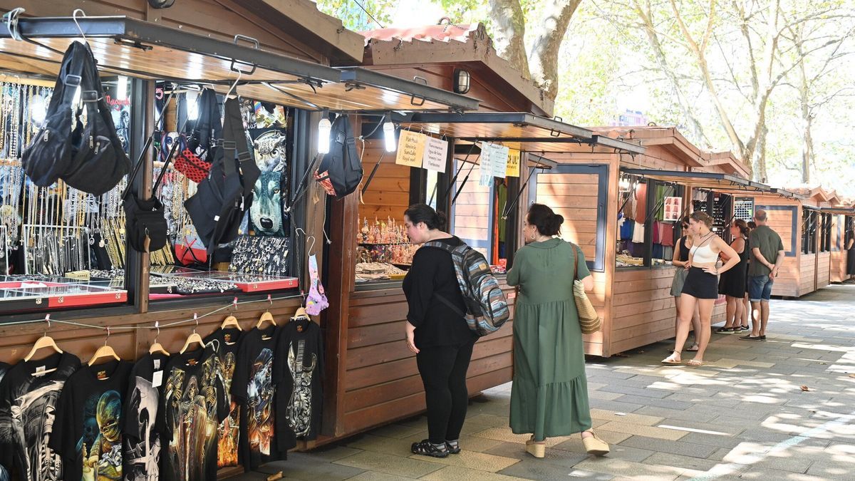Durante las jornadas de la Aste Nagusia, el mercadillo ha abierto hasta las doce de la noche.