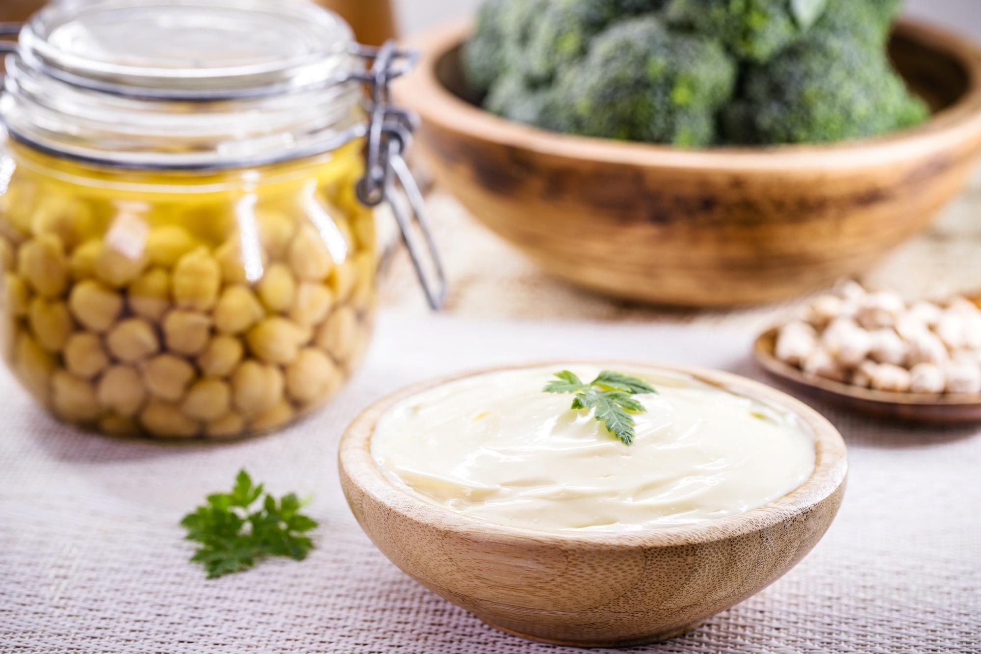 Mahonesa vegana hecha con aquafaba.