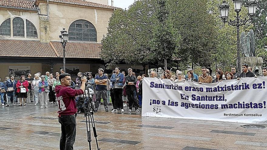 La ciudadanía santurtziarra mostró su repulsa ante el último caso de violencia machista. | FOTO: MIGUEL A. PARDO