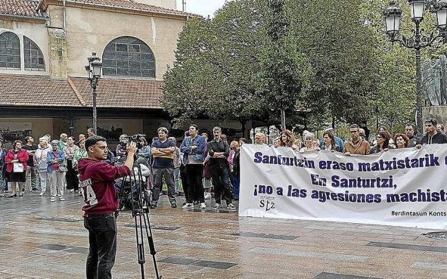 La ciudadanía santurtziarra mostró su repulsa ante el último caso de violencia machista. | FOTO: MIGUEL A. PARDO La ciudadanía santurtziarra mostró su repulsa ante el último caso de violencia machista. | FOTO: MIGUEL A. PARDO