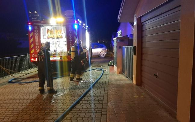 Bomberos de Navarra, en la vivienda afectada, en Enériz. Bomberos de Navarra, en la vivienda afectada, en Enériz.