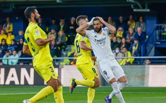 Benzema, delantero del Real Madrid, en el partido de Liga ante el Villarreal. Benzema, delantero del Real Madrid, en el partido de Liga ante el Villarreal.