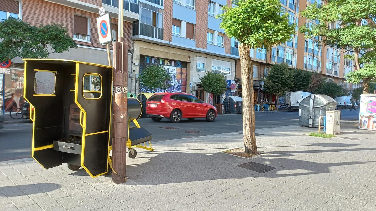 Locomotora de castañas instalada frente al centro cívico Iparralde