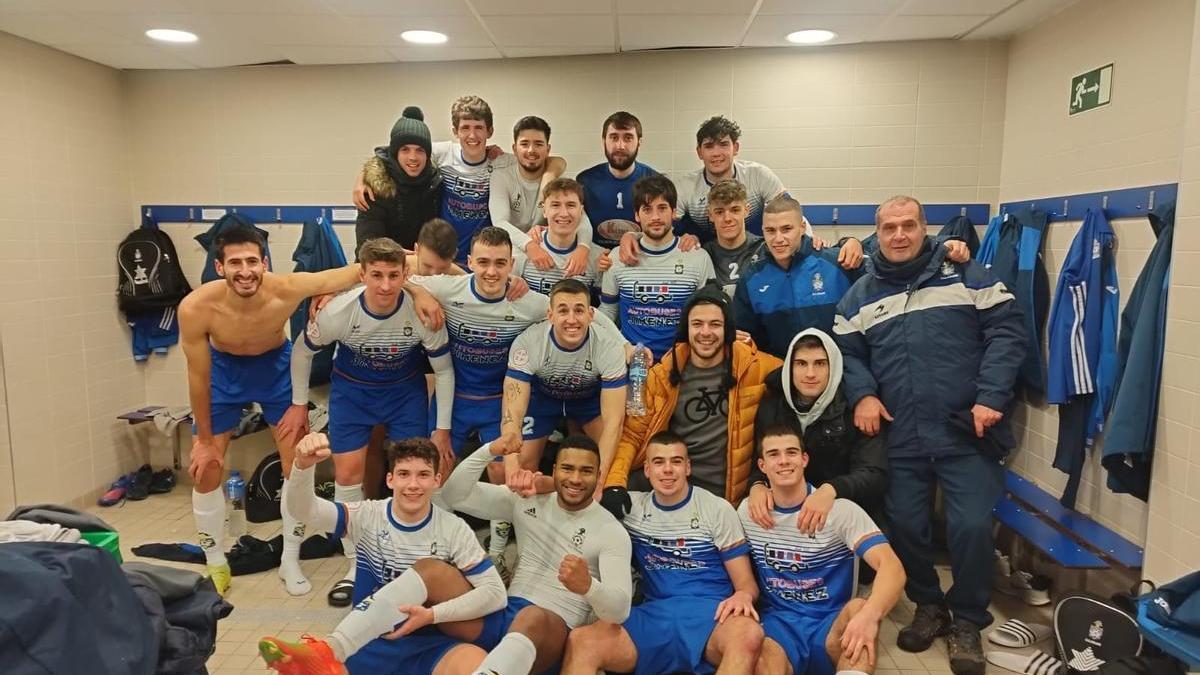 Los jugadores del Burladés celebran la victoria.