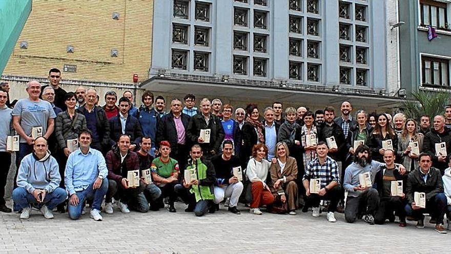 Premiados y premiadas en el acto que se celebró el 31 de diciembre en el teatro Coliseo. | FOTO: ...ETA KITTO!