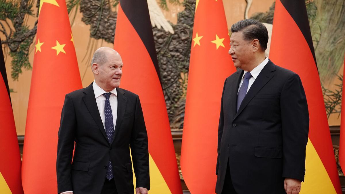 El canciller alemán, Olaf Scholz (izq.), junto al presidente chino, Xi Jinping (der.).
