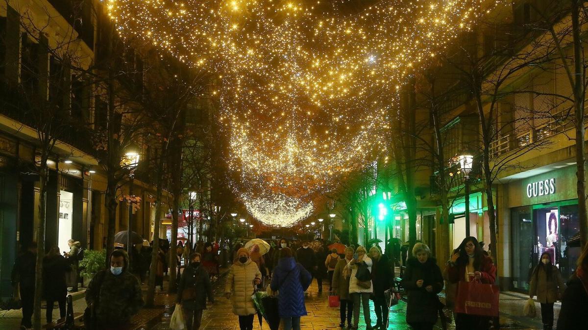 Una calle de Donostia, adornada con luces de Navidad