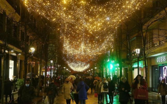Una calle de Donostia, adornada con luces de Navidad