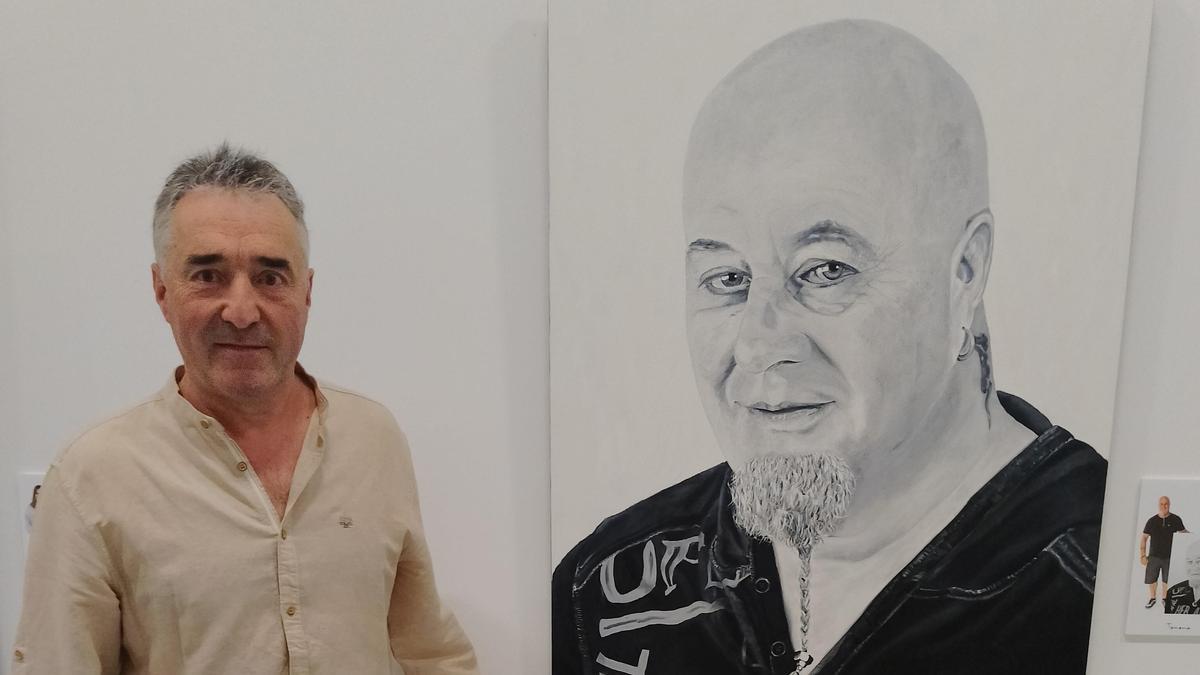 Vicente Olcoz, junto a uno de los 29 retratos que componen 'Tafalla te vio crecer'.