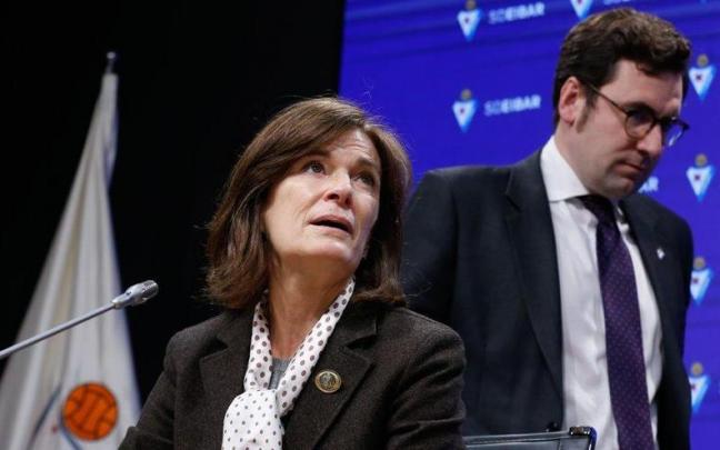 La presidenta de la Sociedad Deportiva Eibar, Amaia Gorostiza (i), y el consejero delegado, Jon Ander Ulazia (d), en una comparecencia anterior..
