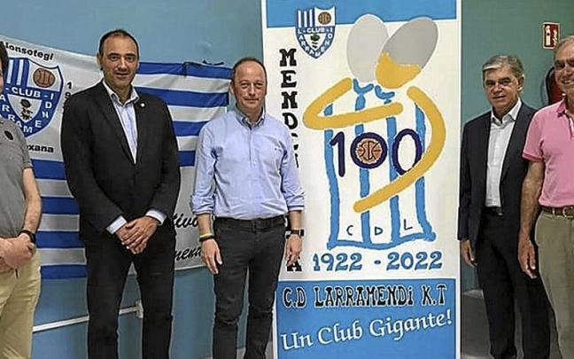 El acto de presentaci&oacute;n tuvo lugar en un local municipal con asistencia del alcalde, Joseba Urbieta, entre otras autoridades.