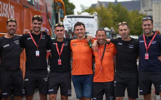 Cherro, Martín, Olaberria, Andoni Arce, Palomares, Elizetxea y Ucin, en la Vuelta. Foto: Fundación Euskadi
