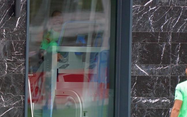 Iñigo Martínez se ejercita en el interior de las instalaciones de Lezama durante el entrenamiento de ayer en Lezama. Iñigo Martínez se ejercita en el interior de las instalaciones de Lezama durante el entrenamiento de ayer en Lezama.