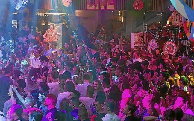 Imagen de archivo de cientos de jóvenes mientras bailan en una discoteca en verano. | FOTO: EP Imagen de archivo de cientos de jóvenes mientras bailan en una discoteca en verano. | FOTO: EP