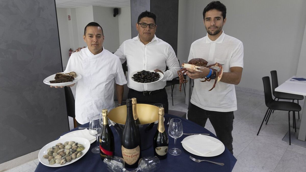 Jimmy Cuenca, Adrián Lozada y Felipe Lozano, con algunos de los productos que ofrecen en la nueva Marisquería Iturrama.