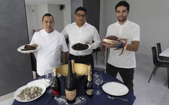 Jimmy Cuenca, Adri&aacute;n Lozada y Felipe Lozano, con algunos de los productos que ofrecen en la nueva Marisquer&iacute;a Iturrama.