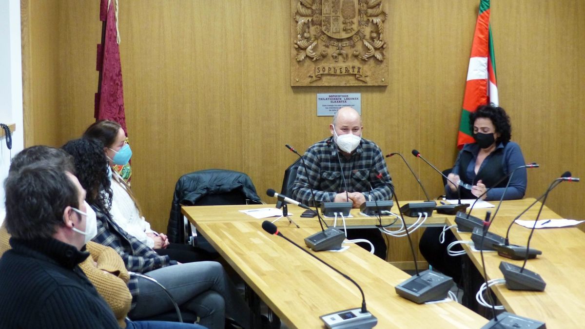 PNV y AEI sellaron su entendimiento en la investidura de Unai Ant&oacute;n.