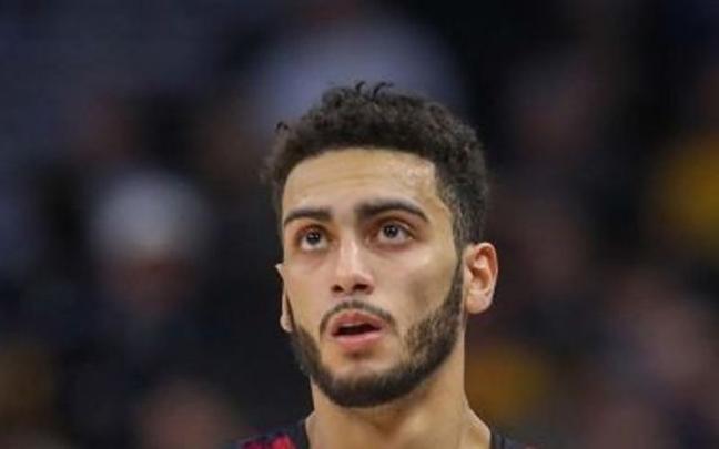 Howard posa con una camiseta del Baskonia en un post de Instagram Howard posa con una camiseta del Baskonia en un post de Instagram