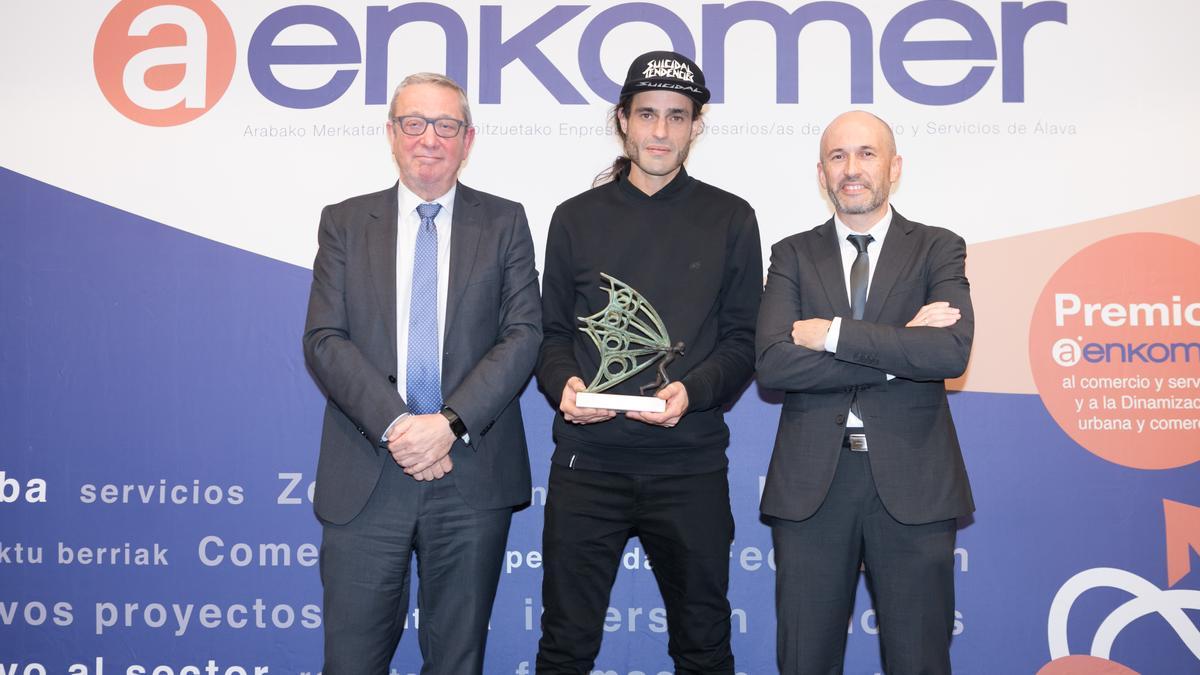 Iker Arróniz, de la Jimmy Jazz, recibió el premio de manos de D. Pedro Elosegui Gonzalez de Gamarra, Presidente de Juntas Generales de Álava. Acompaña Txema García, miembro del Consejo de Dirección de AENKOMER.