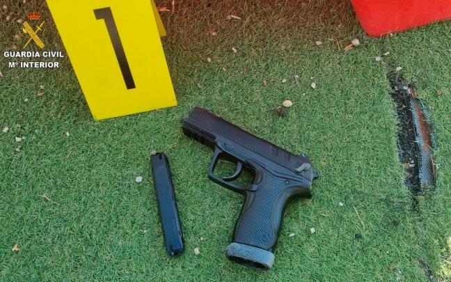 Pistola incautada al joven detenido en Coria. Pistola incautada al joven detenido en Coria.